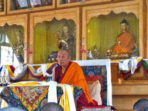 མཁན་རིན་པོ་ཆེས་གསུང་ཆོས་གནང་།