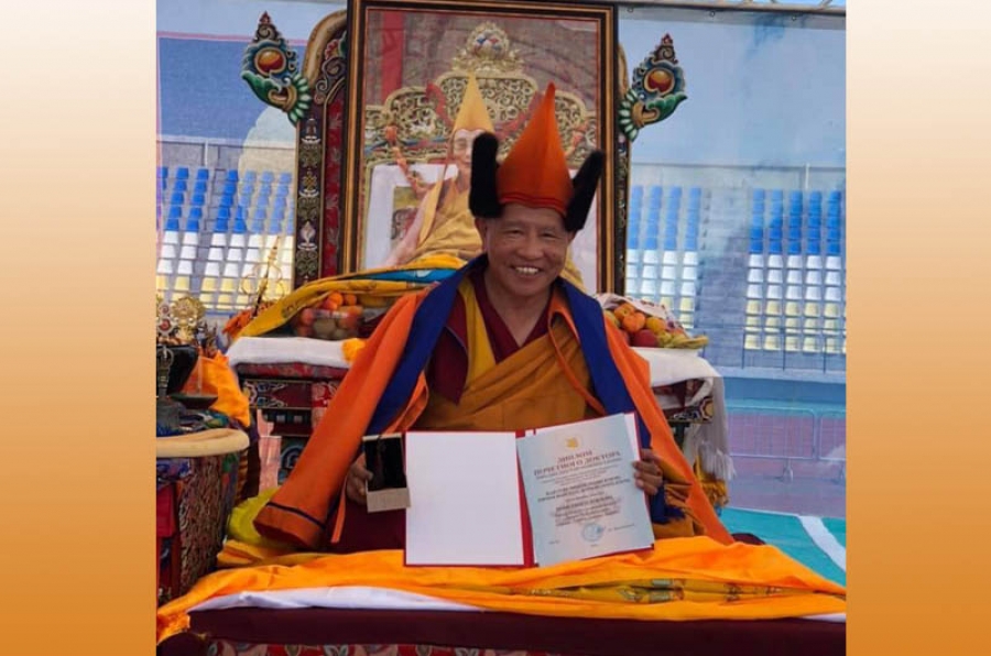 སྐྱབས་རྗེ་བྱ་དོ་རིན་པོ་ཆེ་མཆོག་ལ་མཚན་མཐོང་ཕྱག་འཁྱེར་ཕུལ།