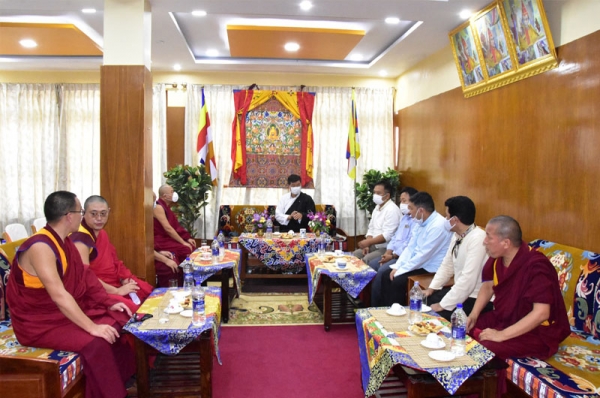 བོད་མིའི་ཆབ་སྲིད་ཀྱི་དབུ་ཁྲིད་སྲིད་སྐྱོང་བློ་བཟང་སེང་གེ་མཆོག་སེ་ར་ཐེག་ཆེན་གླིང་དུ་ཆིབས་བསྒྱུར་བསྐྱངས་པ།