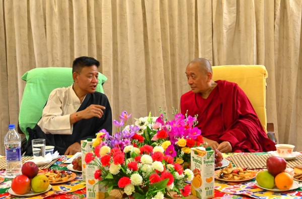 བོད་མིའི་ཆབ་སྲིད་ཀྱི་དབུ་ཁྲིད་སྲིད་སྐྱོང་སྤེན་པ་ཚེ་རིང་མཆོག་སྦེལ་ཀོབ་ཁུལ་དུ་འཚམས་གཟིགས་སུ་ཕེབས་པ།