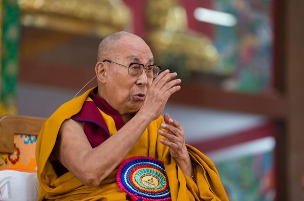 ྋསྤྱི་ནོར་ྋགོང་ས་ྋསྐྱབས་མགོན་ཆེན་པོ་མཆོག་བྱེས་ཀྱི་གདན་ས་ཆེན་པོ་འབྲས་སྤུངས་སྒོ་མང་གྲྭ་ཚང་དུ་ཞབས་སོར་བདེ་བར་འཁོད།