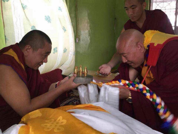 རྒྱུད་སྨད་བླ་མ་དབུ་མཛད་ཁྲི་འདོན་གནང་།