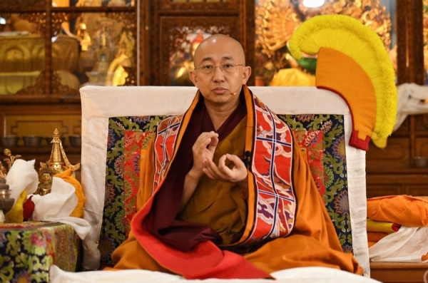 ཁང་སེར་རིན་པོ་ཆེ་མཆོག་རྒྱུད་སྟོད་གྲྭ་ཚང་གི་མཁན་ཁྲིར་ཕེབས་པ་ལ་འཚམ་འདྲི་ཞུ།