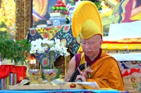 ༸སྐྱབས་རྗེ་བྱ་དོ་རིན་པོ་ཆེ་མཆོག་གིས་སེར་བྱེས་སུ་རྟ་མགྲིན་ཆོས་སྐོར་གྱི་དབང་ལུང་ཁྲིད་གསུམ་གནང་བ།