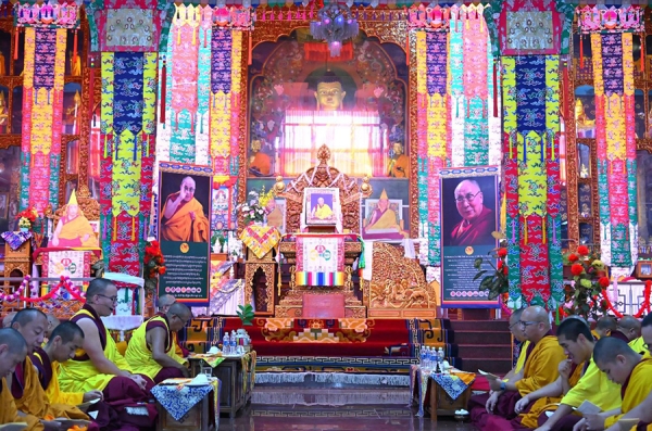 སེ་ར་ཐེག་ཆེན་གླིང་དུ་༧སྐུའི་གོ་སྟོན་སྲུང་བརྩི་ཞུས་པ།