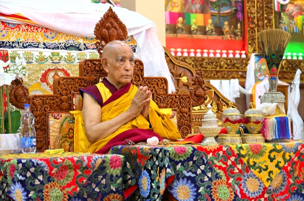 དགའ་ལྡན་ཁྲི་ཟུར་རིན་པོ་ཆེས་རྟ་མགྲིན་གཏོར་དབང་གནང་བ།