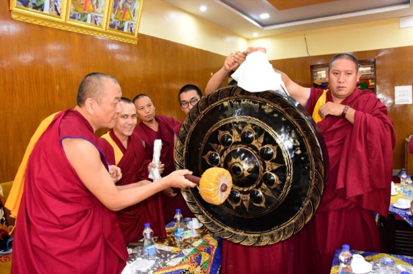 སྐབས་ཉེར་གཅིག་པའི་གྲྭ་ཚང་གི་ཕྱག་མཛོད་བརྗེས།